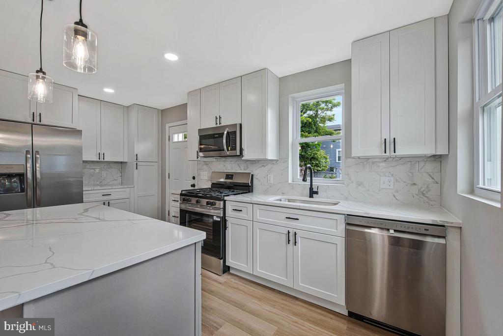 823 46TH STREET NE