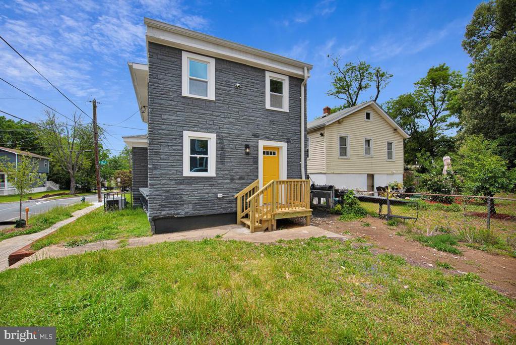823 46TH STREET NE