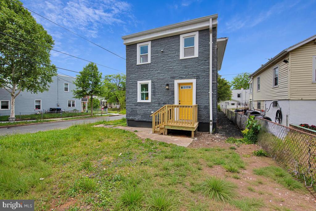 823 46TH STREET NE