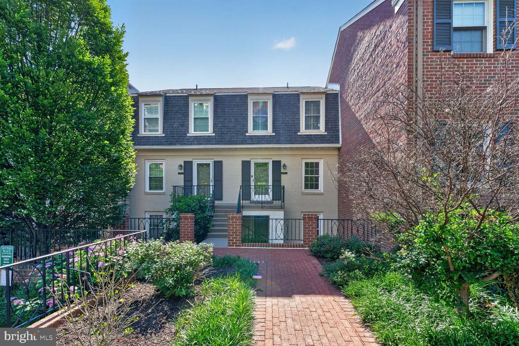3271 SUTTON PLACE NW D