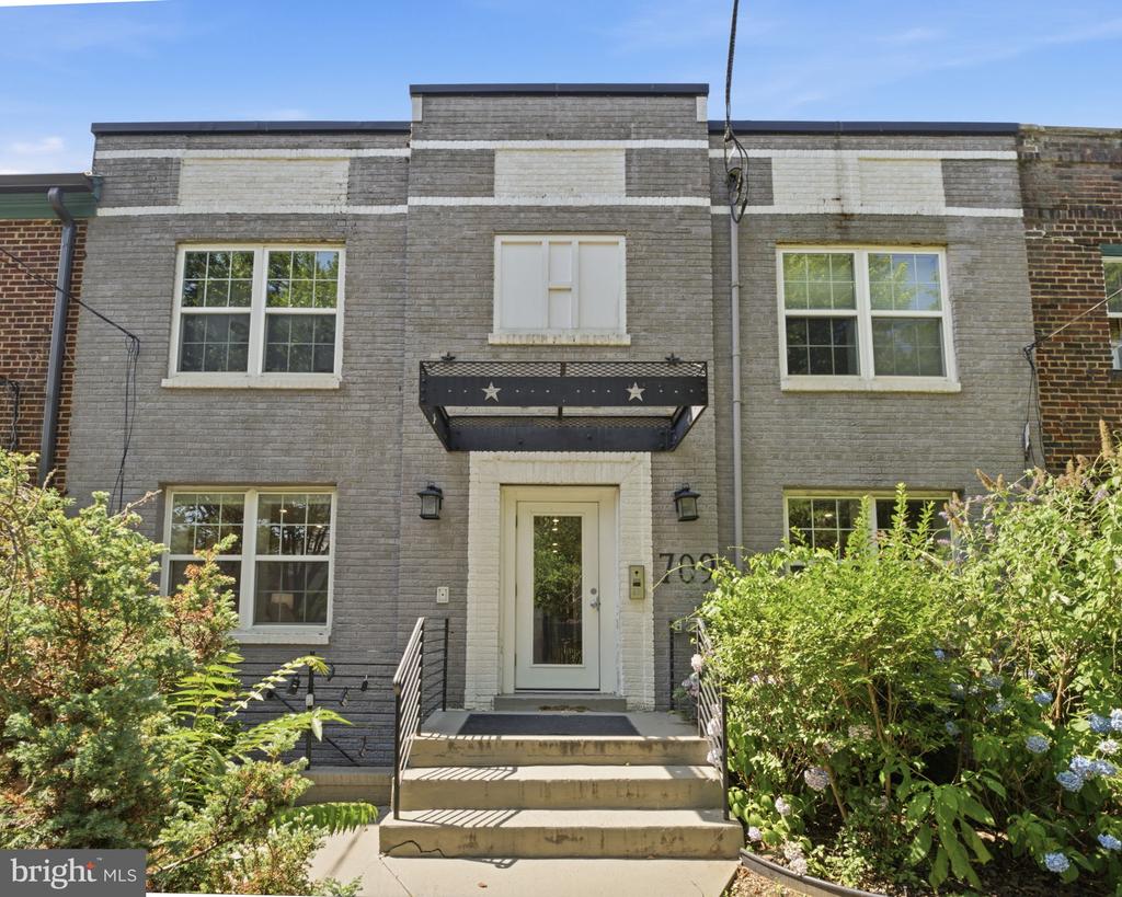 709 JACKSON STREET NE Unit: 1