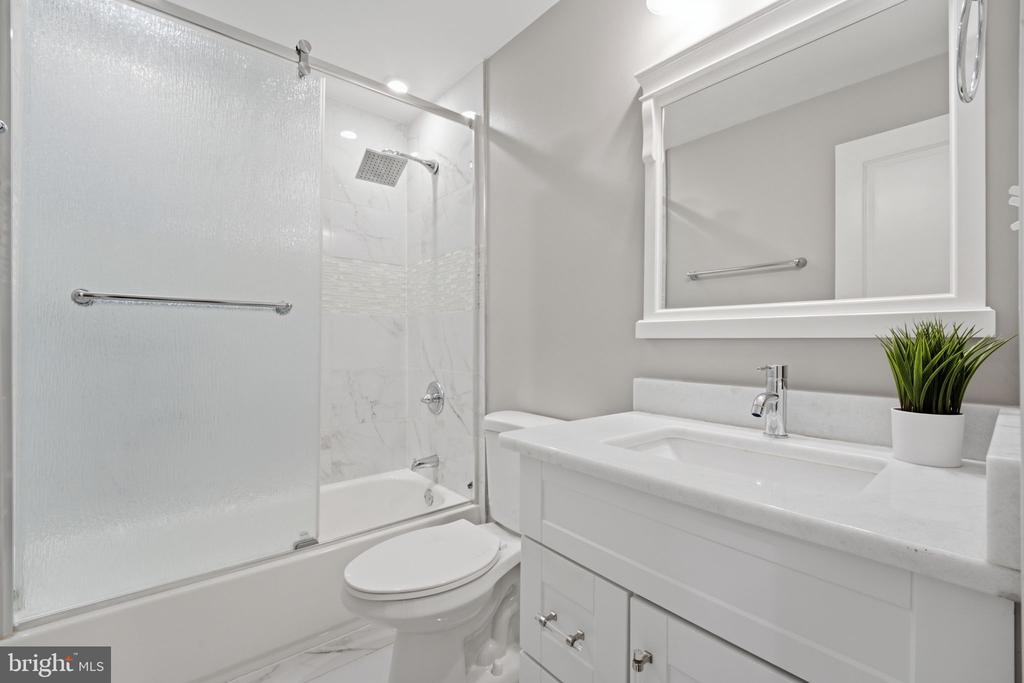 709 JACKSON STREET NE Unit: 1