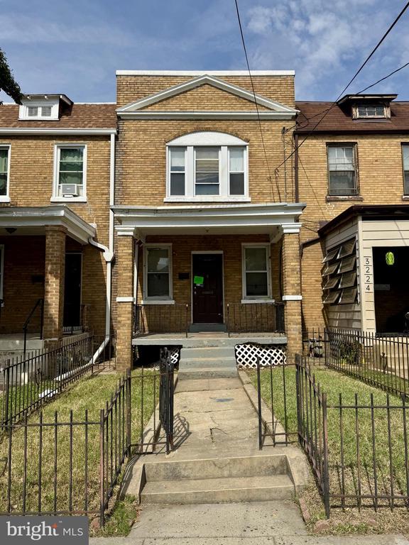 3222 10TH STREET NE