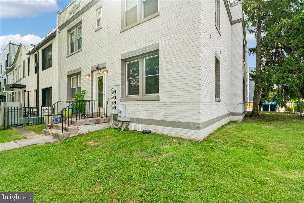 1601 ISHERWOOD STREET NE Unit: 1