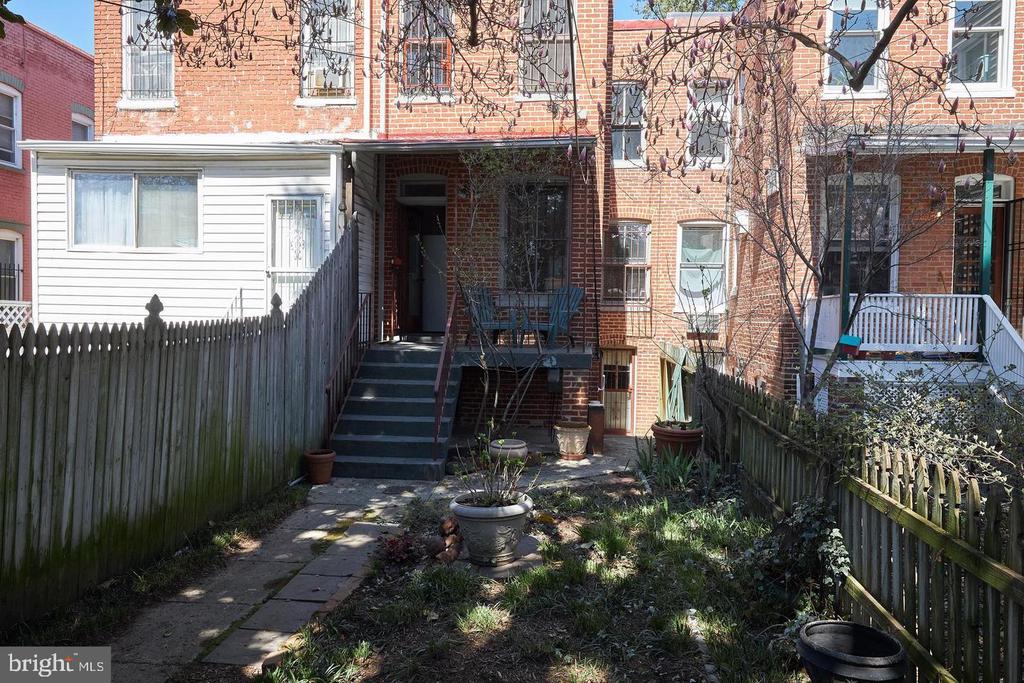 1427 E CAPITOL STREET NE