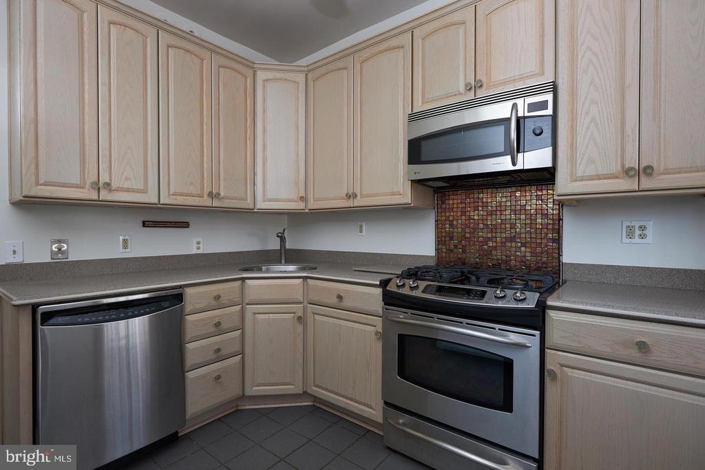 1427 E CAPITOL STREET NE