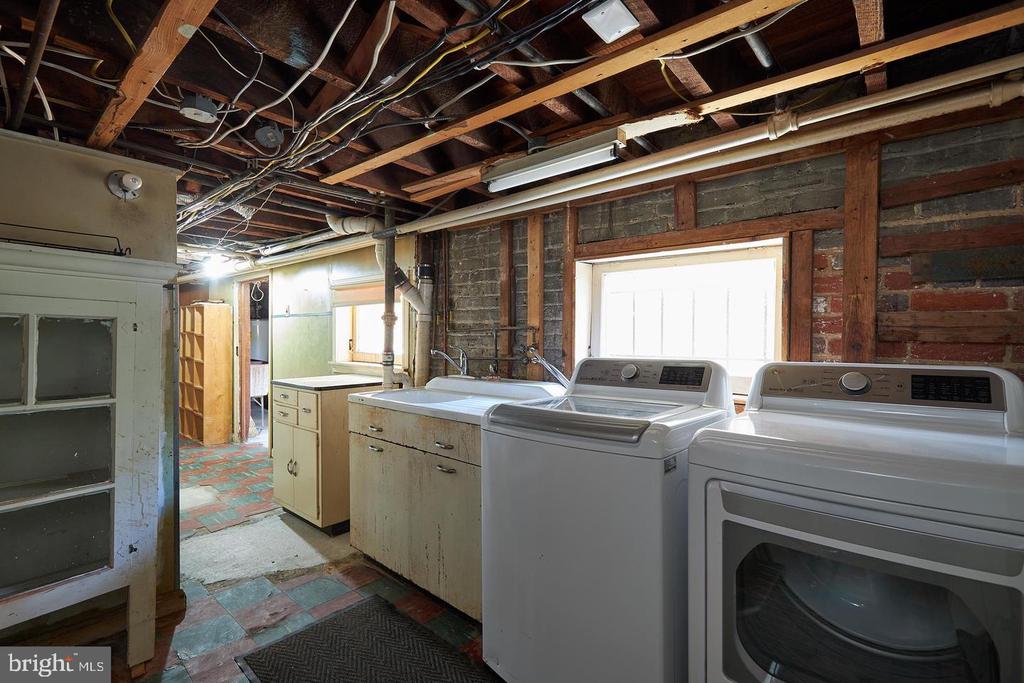 1427 E CAPITOL STREET NE