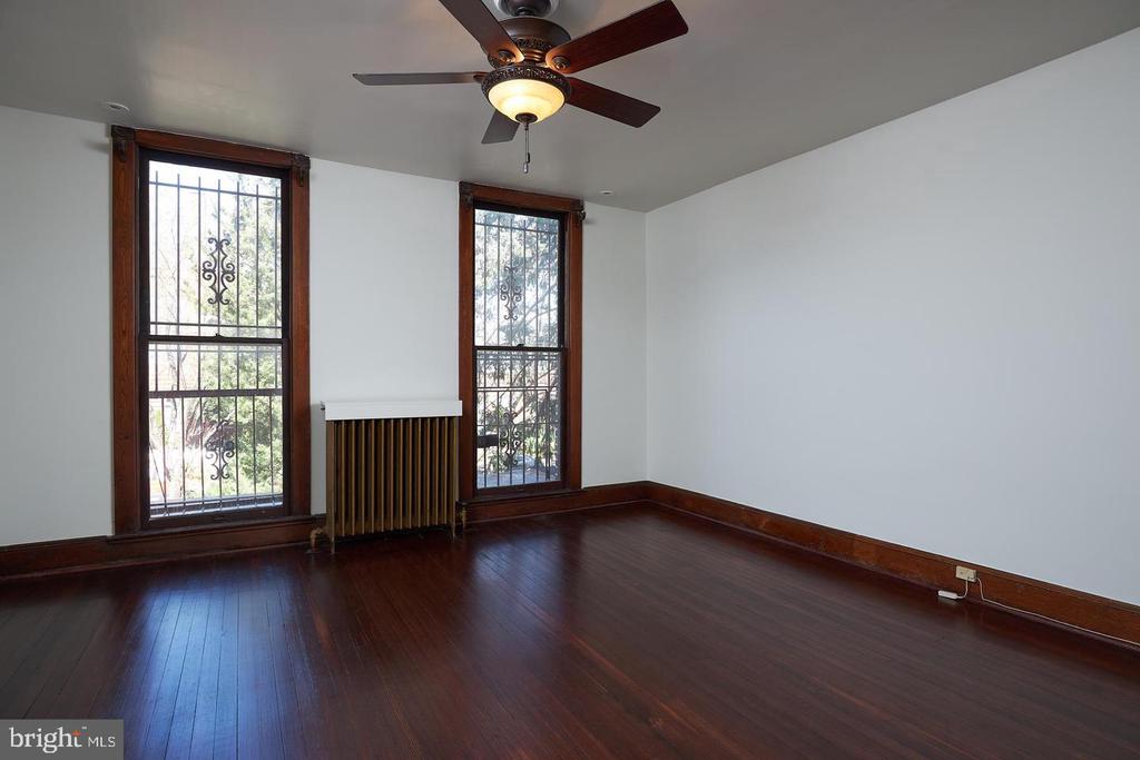 1427 E CAPITOL STREET NE