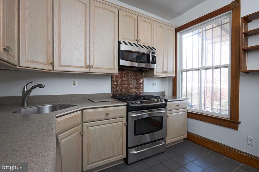 1427 E CAPITOL STREET NE