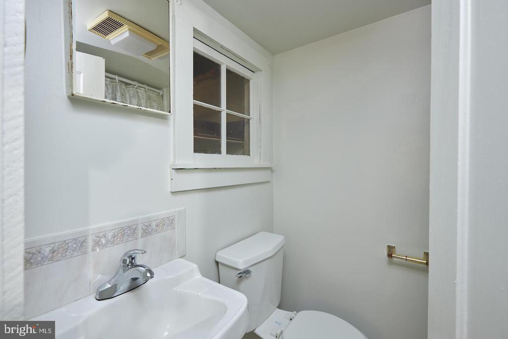 1427 E CAPITOL STREET NE