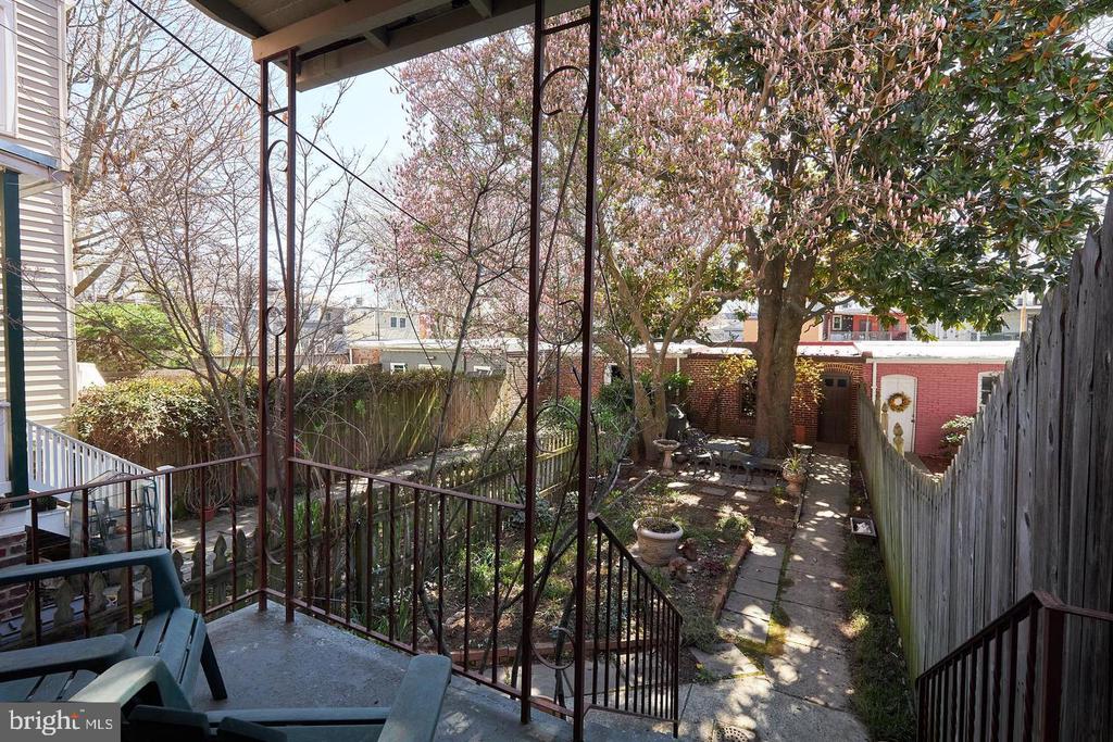 1427 E CAPITOL STREET NE
