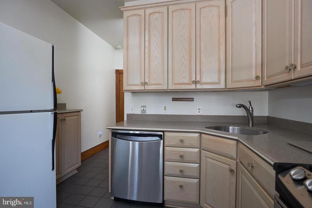 1427 E CAPITOL STREET NE