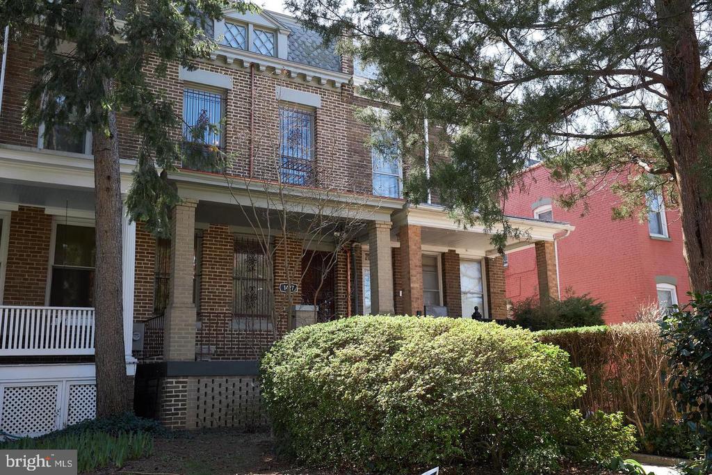 1427 E CAPITOL STREET NE