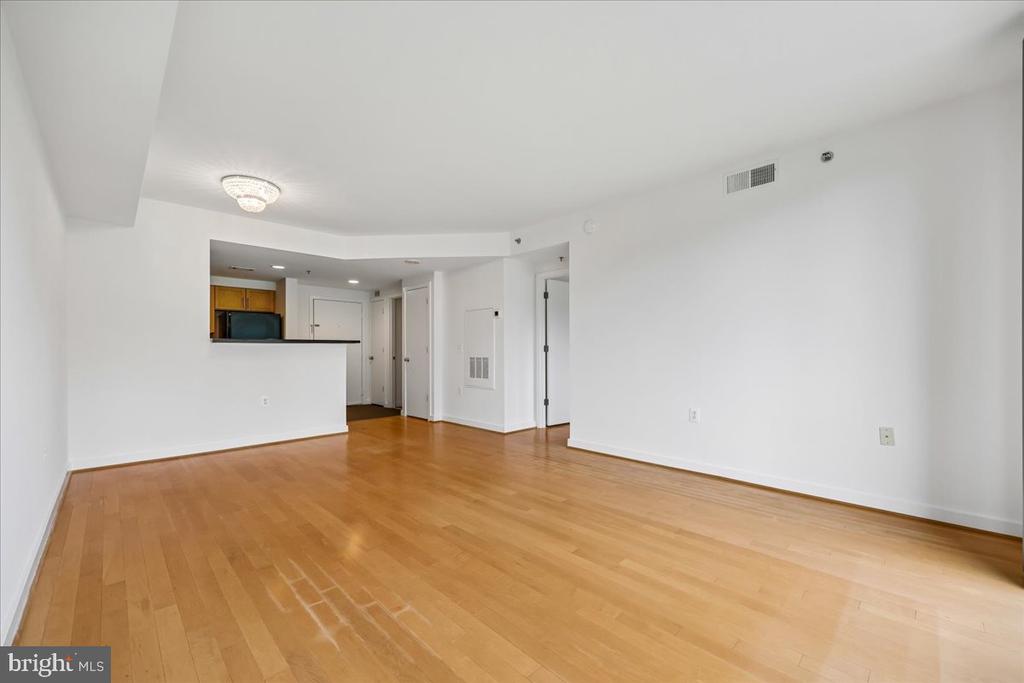 3883 CONNECTICUT AVENUE NW Unit: 215