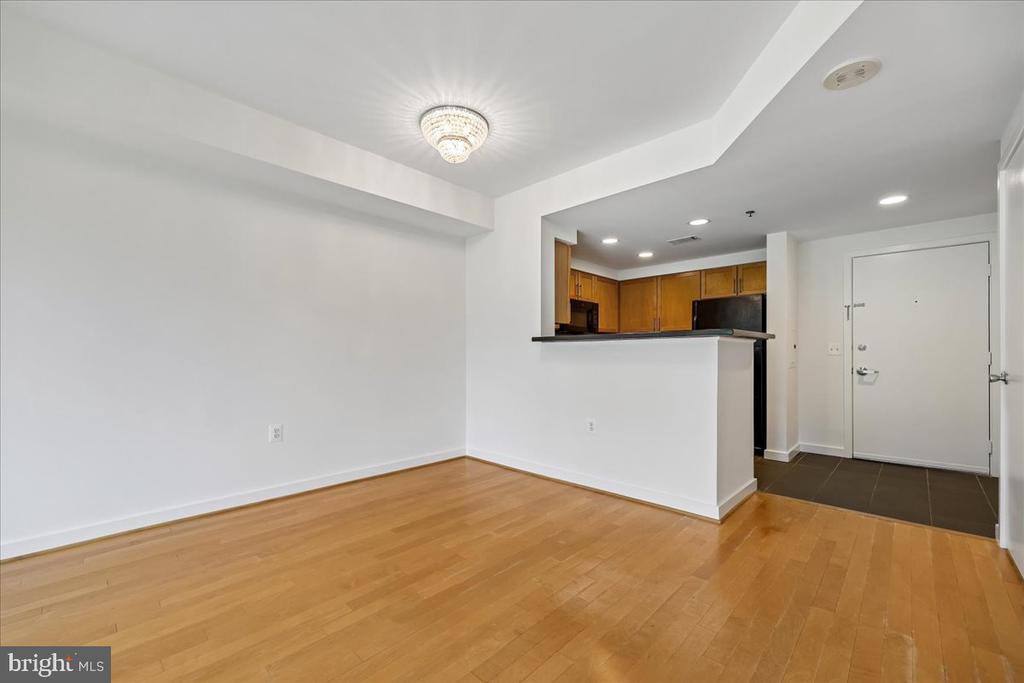 3883 CONNECTICUT AVENUE NW Unit: 215