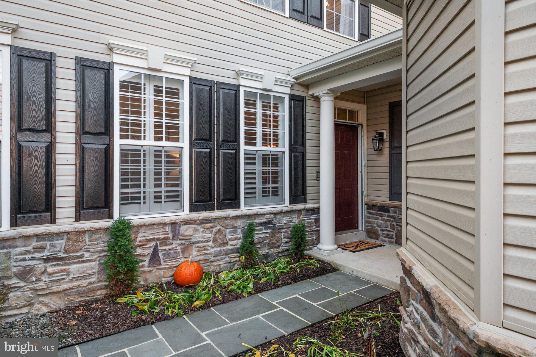 857 THICKET COURT