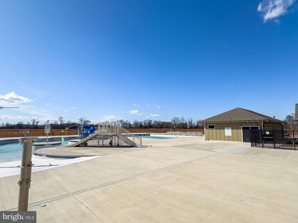 8716 SHADY PINES DRIVE