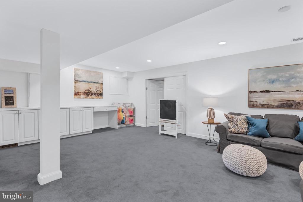 9611 CARRIAGE ROAD