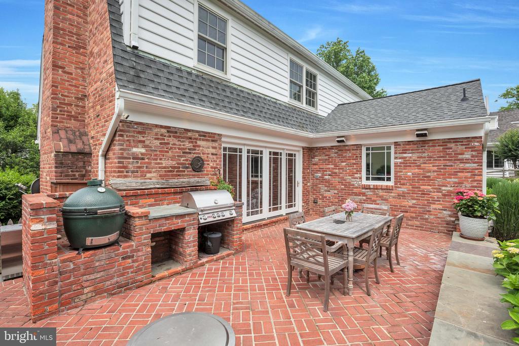 9611 CARRIAGE ROAD