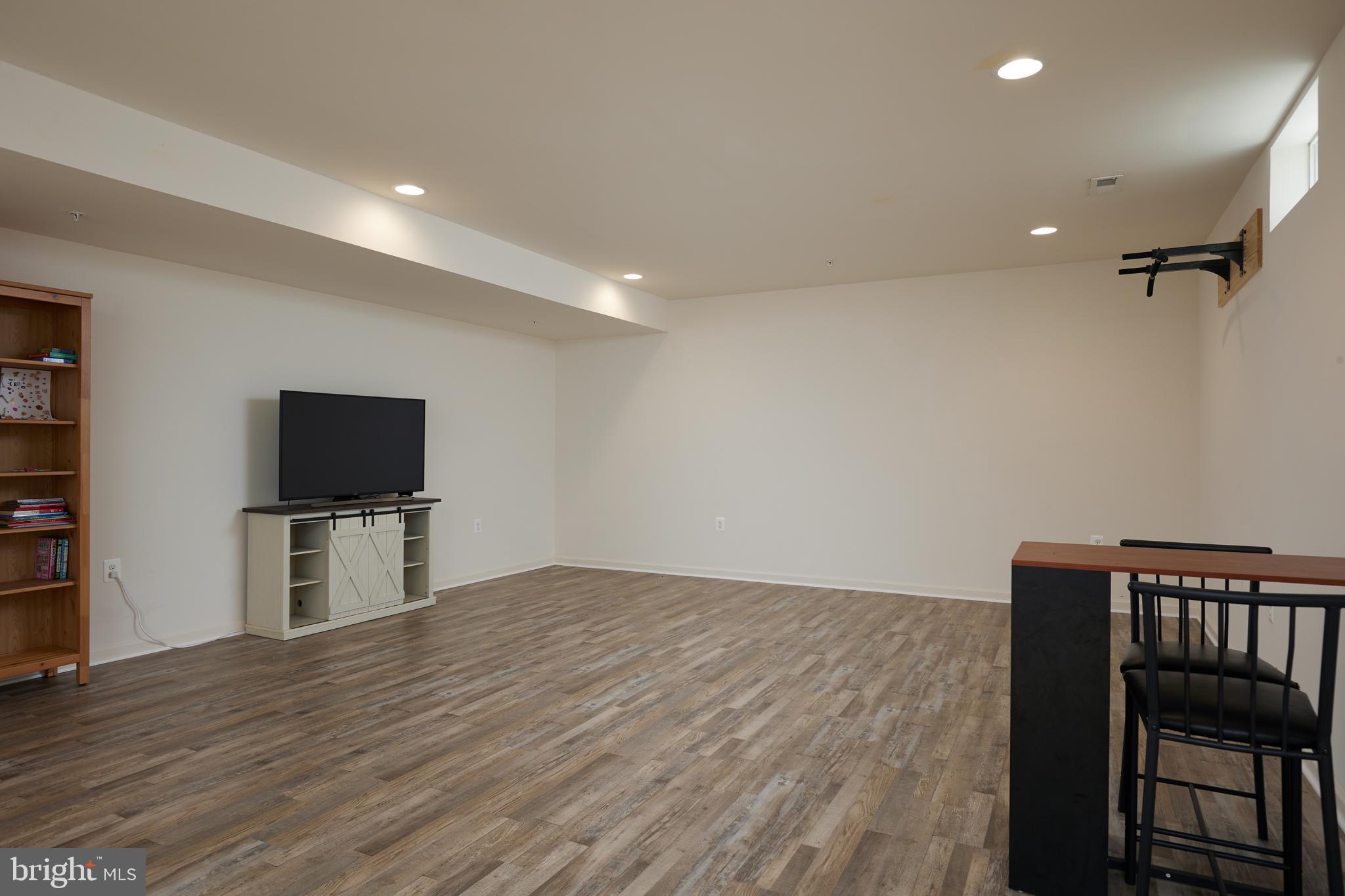 17605 SHORES
