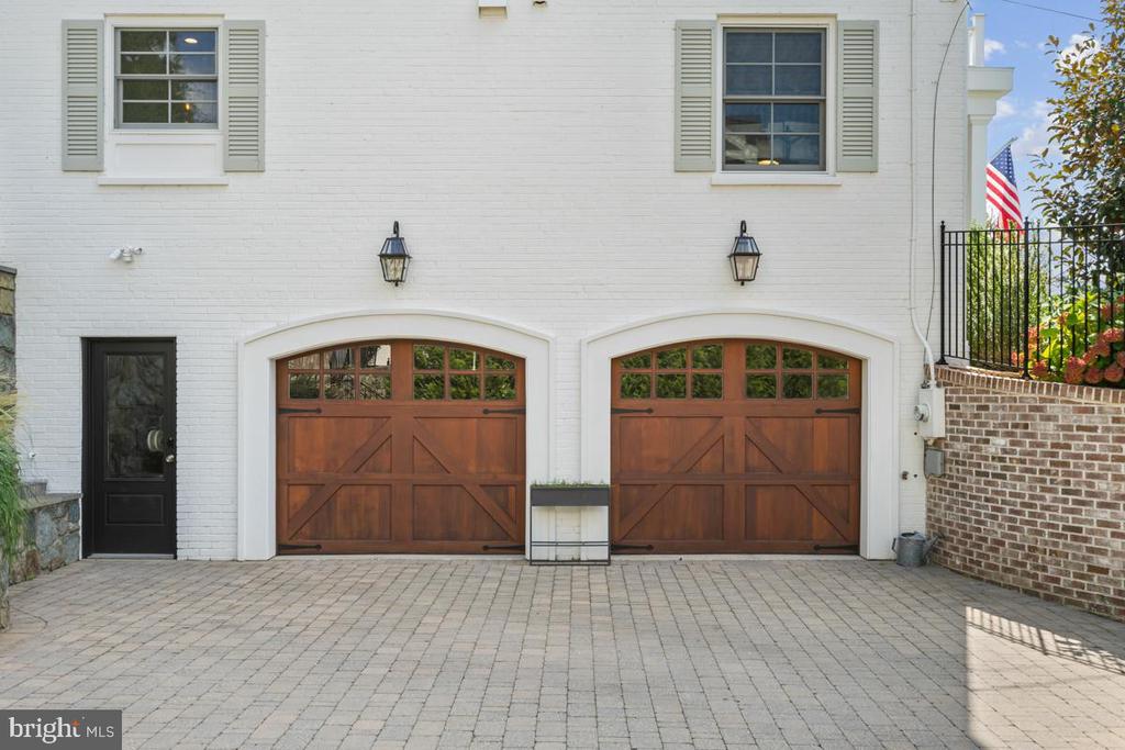 6211 GARNETT DRIVE