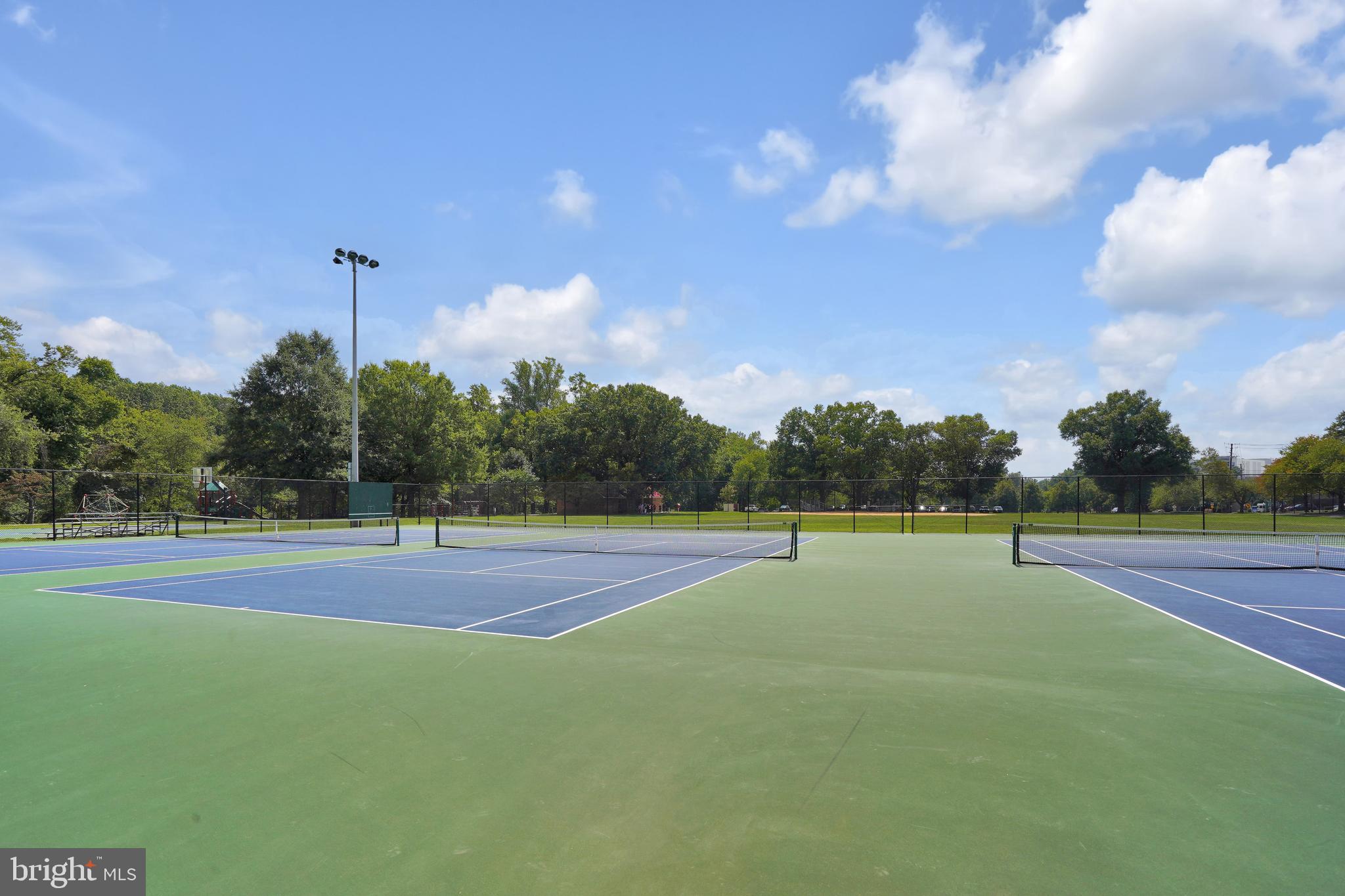 752 COLLEGE PARKWAY 7-752