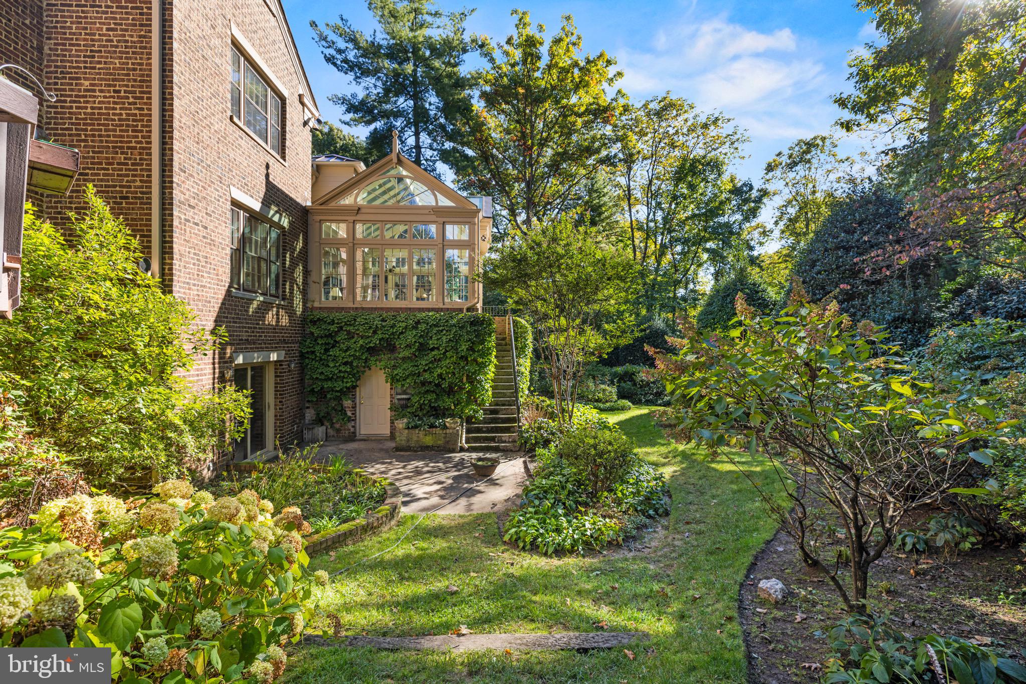 7104 HEATHWOOD COURT