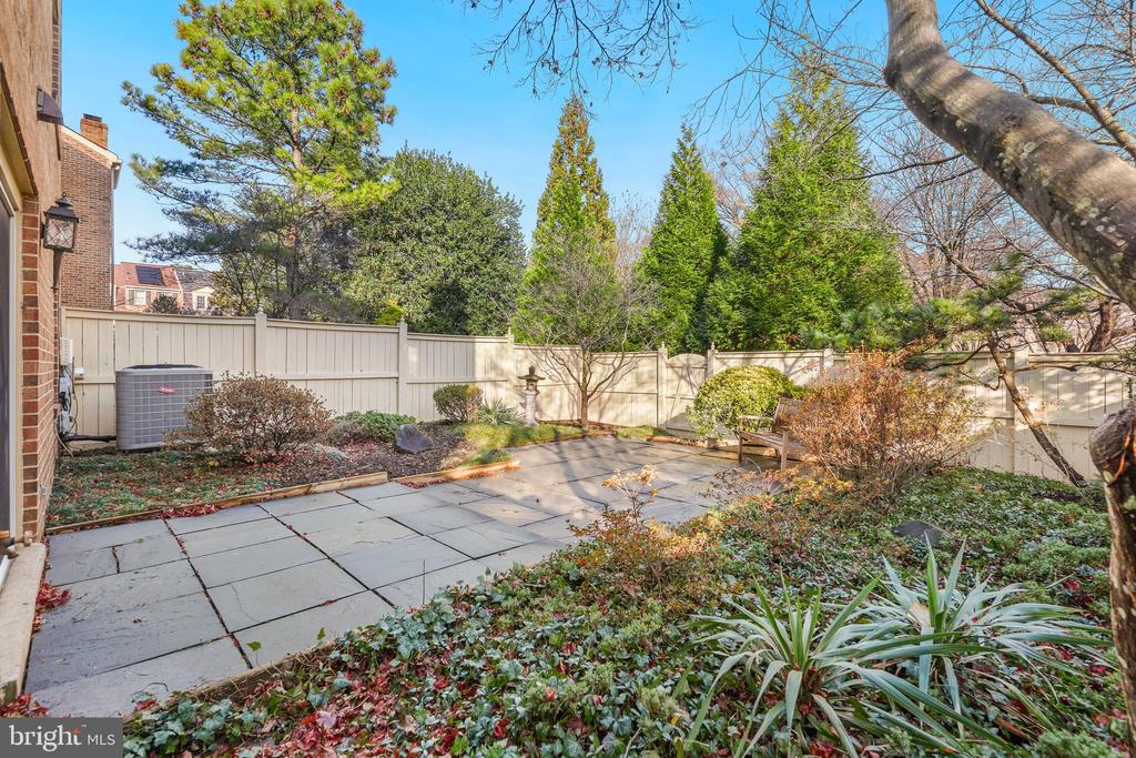 5808 TUDOR LANE