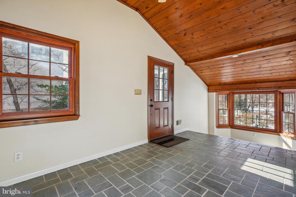 916 W NOLCREST DRIVE