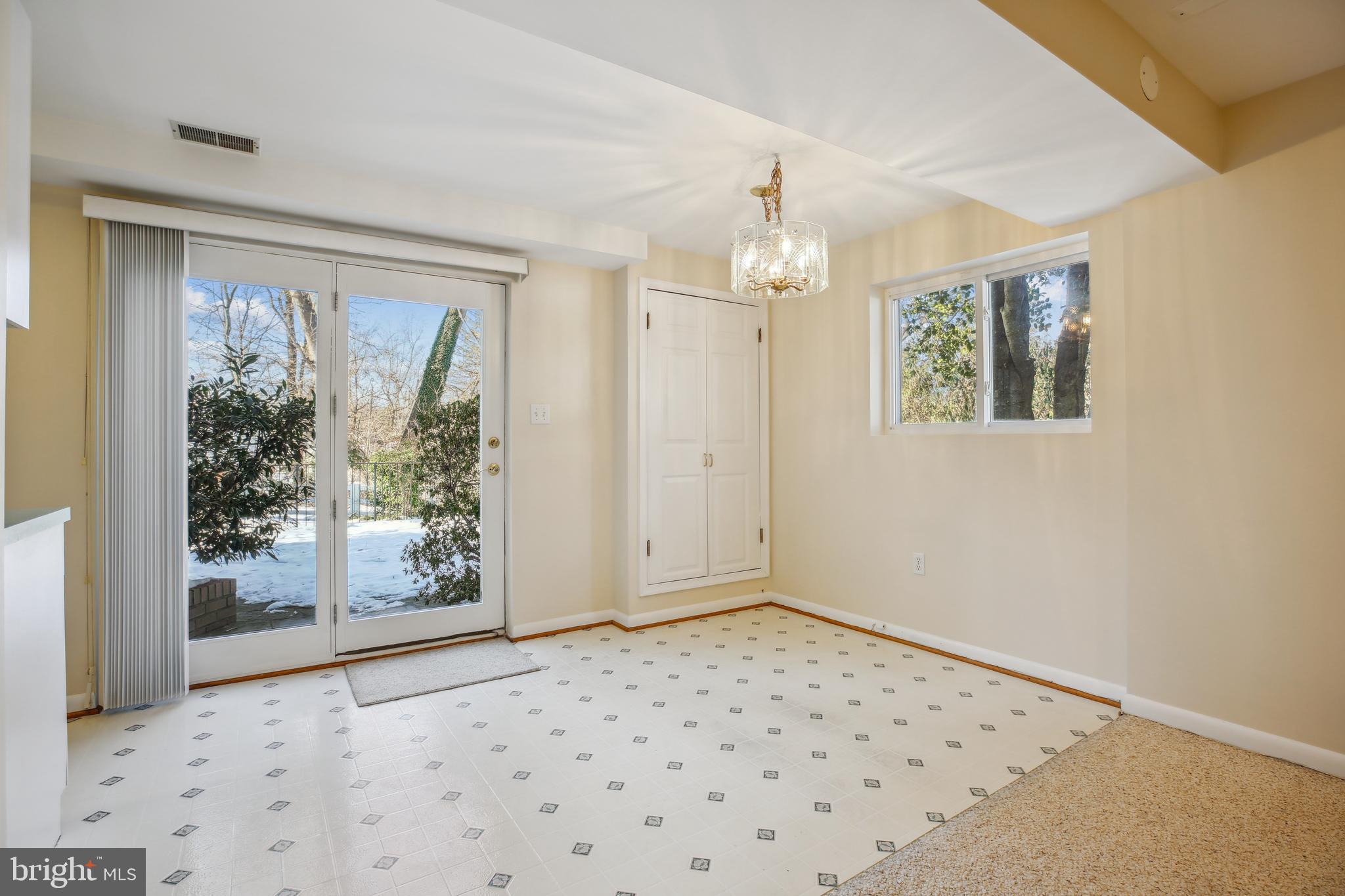 916 W NOLCREST DRIVE
