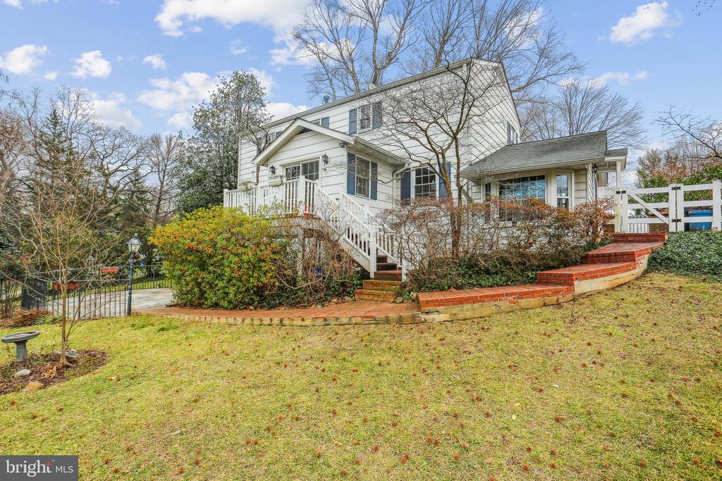 916 W NOLCREST DRIVE