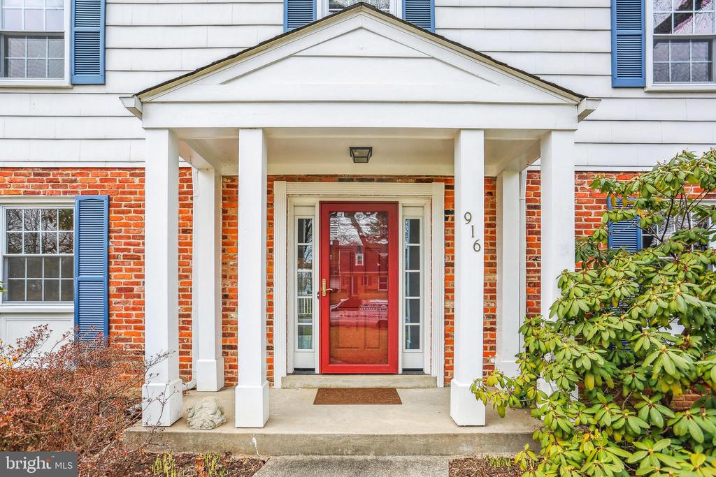 916 W NOLCREST DRIVE