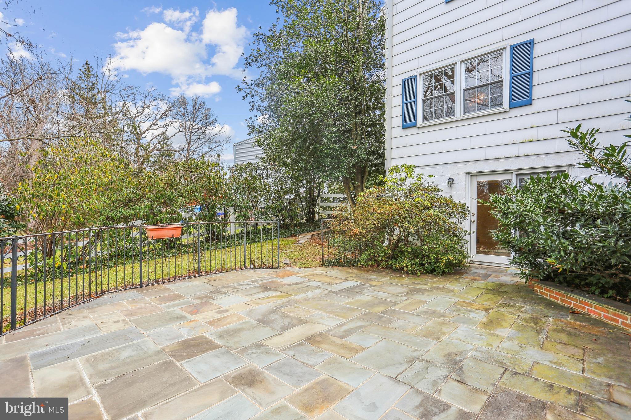 916 W NOLCREST DRIVE