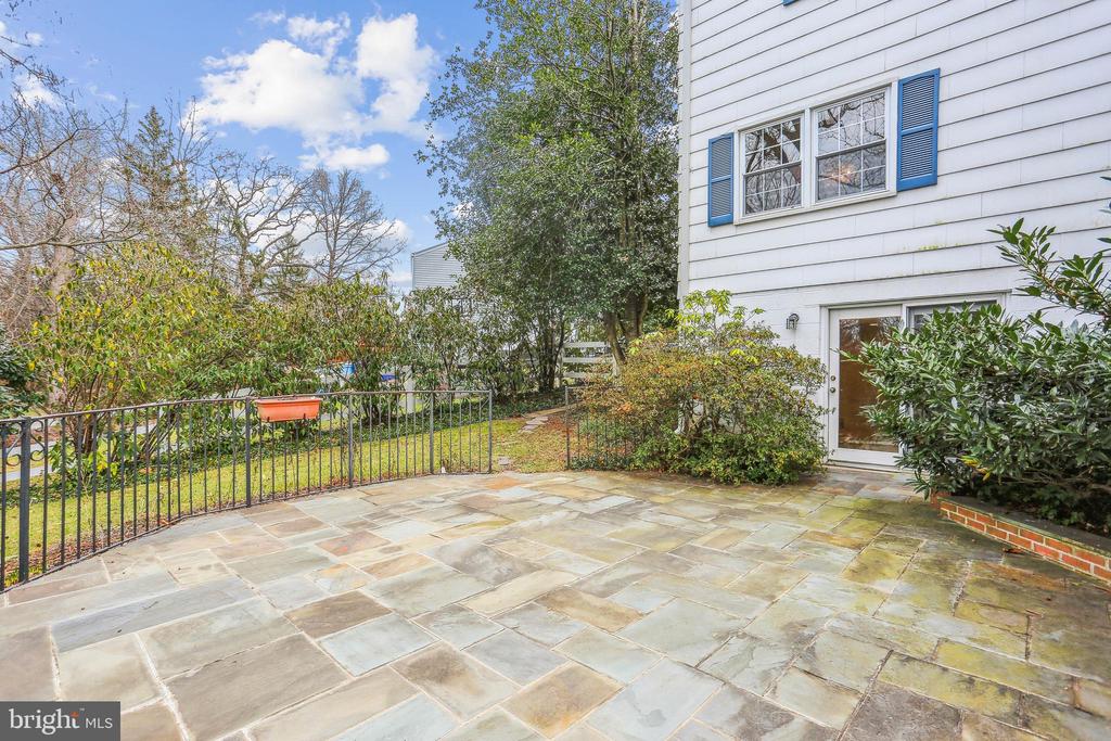 916 W NOLCREST DRIVE