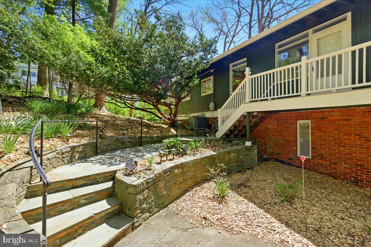 7211 MACARTHUR BOULEVARD