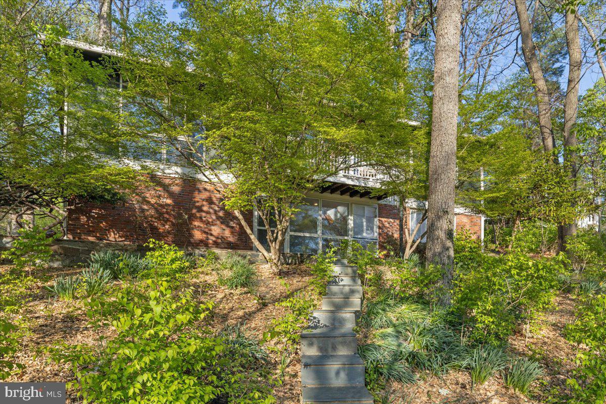 7211 MACARTHUR BOULEVARD