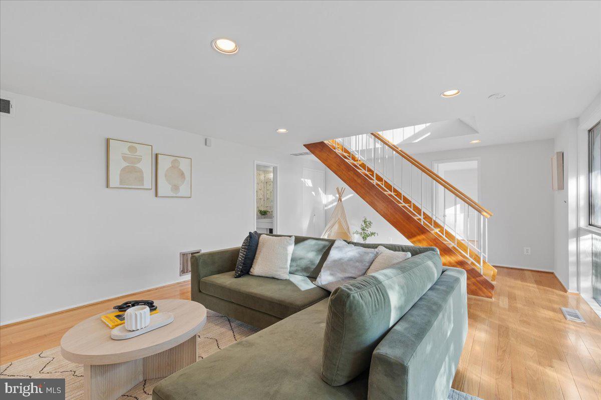7211 MACARTHUR BOULEVARD