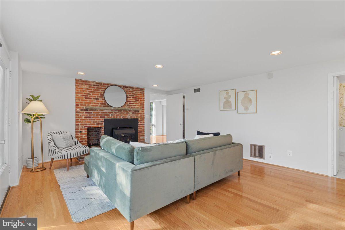 7211 MACARTHUR BOULEVARD