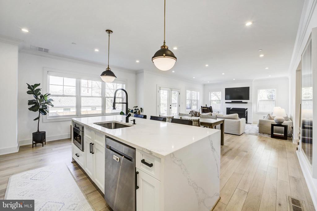 10024 SINNOTT DRIVE