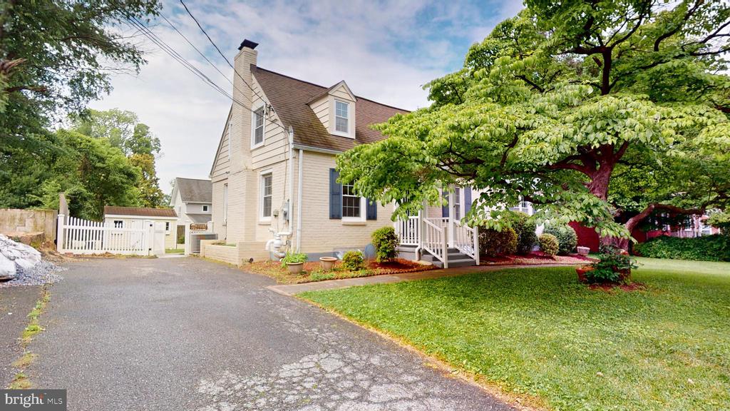 2116 LINDEN LANE