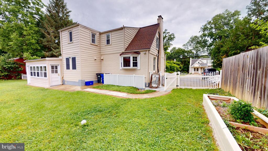 2116 LINDEN LANE