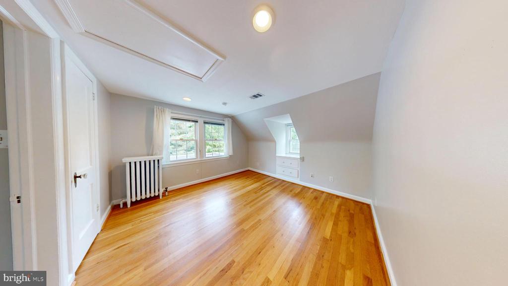 2116 LINDEN LANE