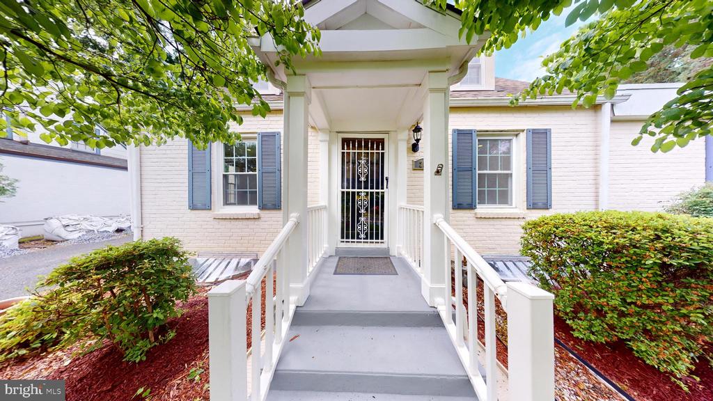 2116 LINDEN LANE