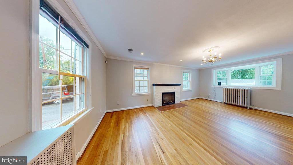 2116 LINDEN LANE