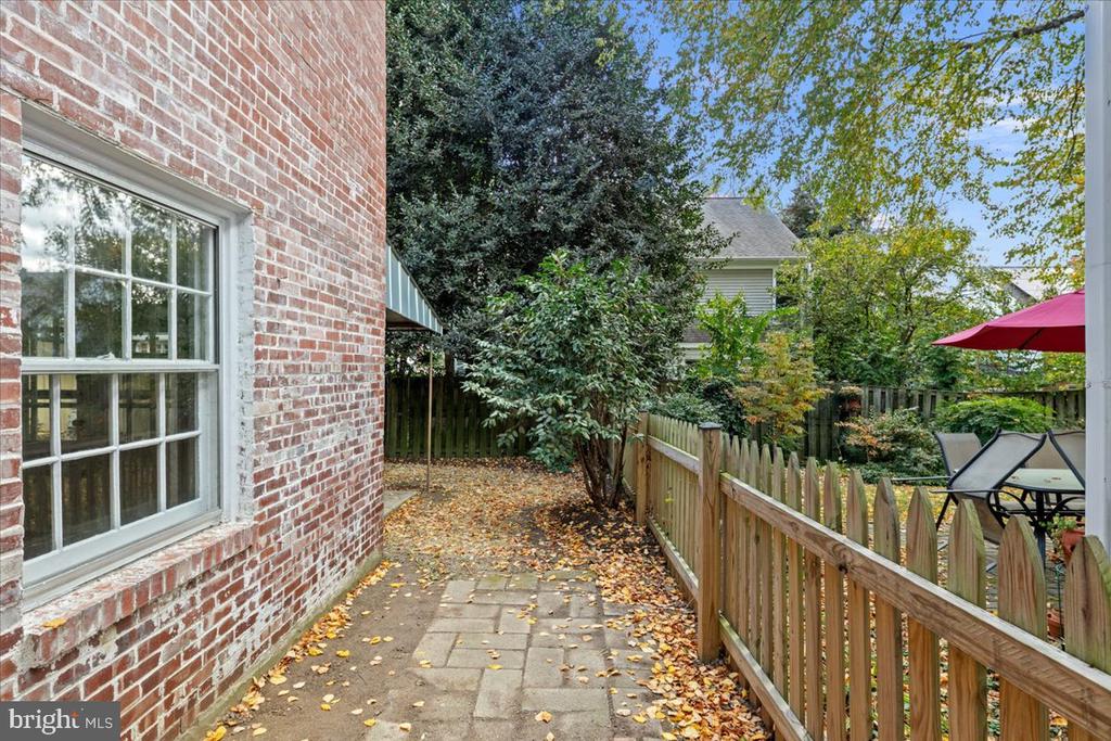 1606 N SPRINGWOOD DRIVE