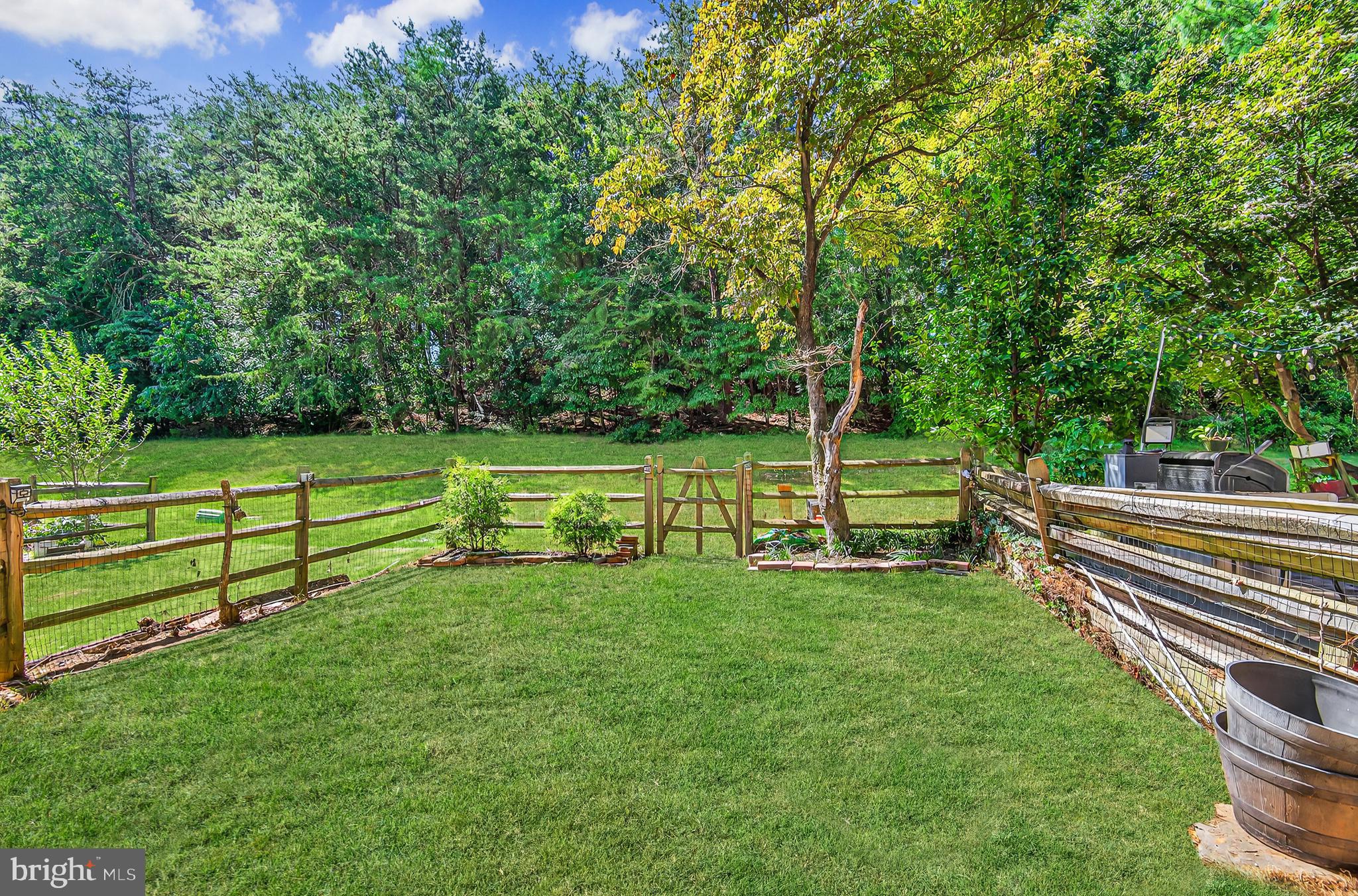 9722 SHADOW OAK DRIVE