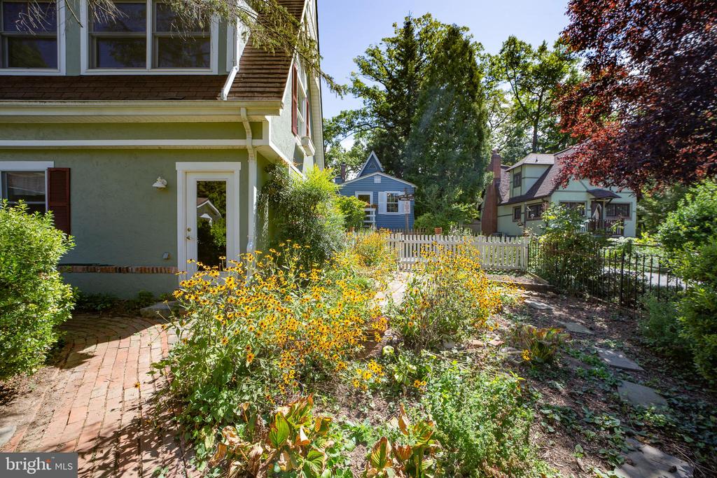 407 ACORN LANE