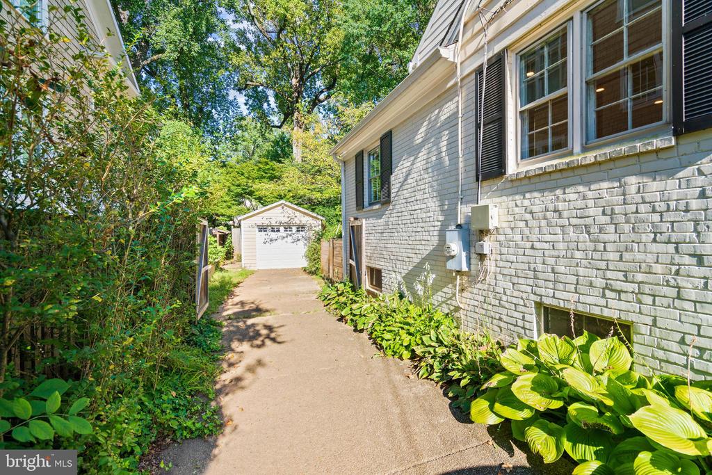 8013 ABERDEEN ROAD