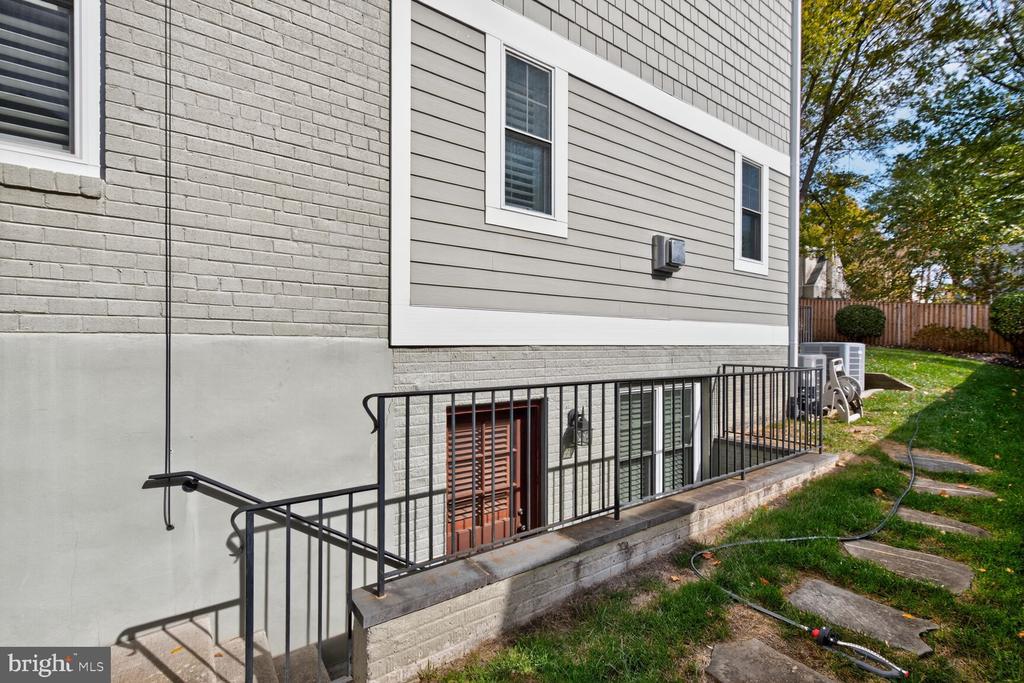 10105 CRESTWOOD ROAD