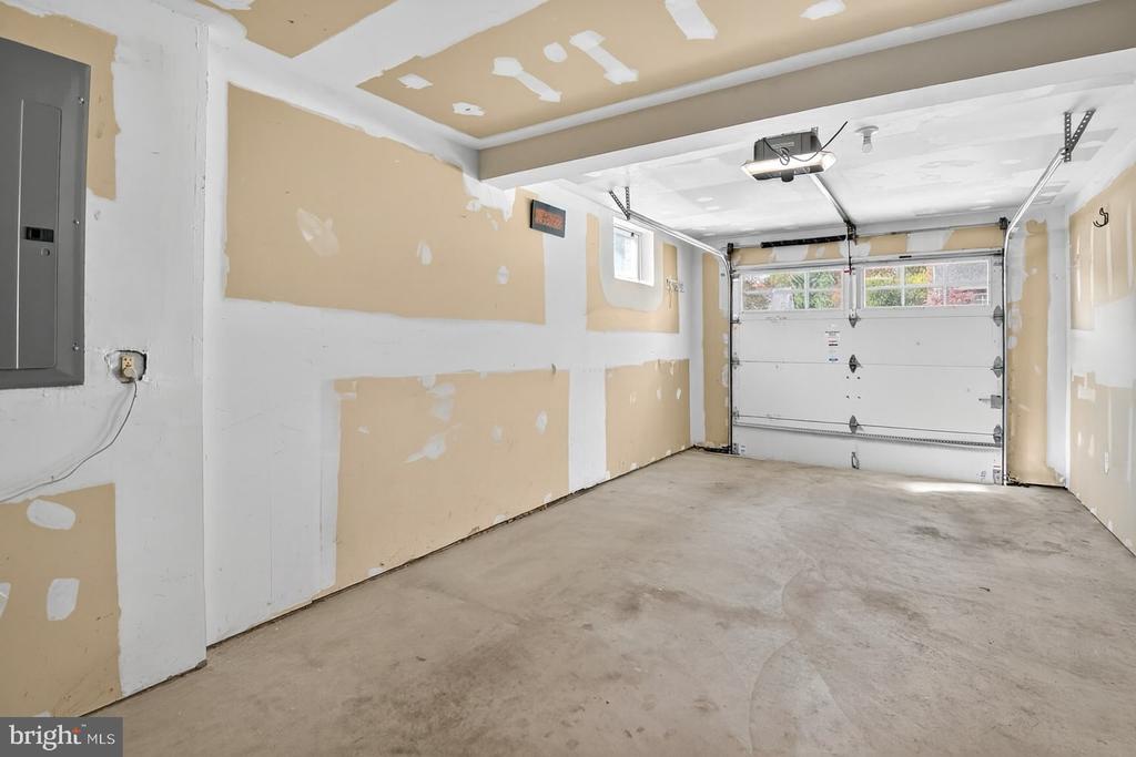10105 CRESTWOOD ROAD